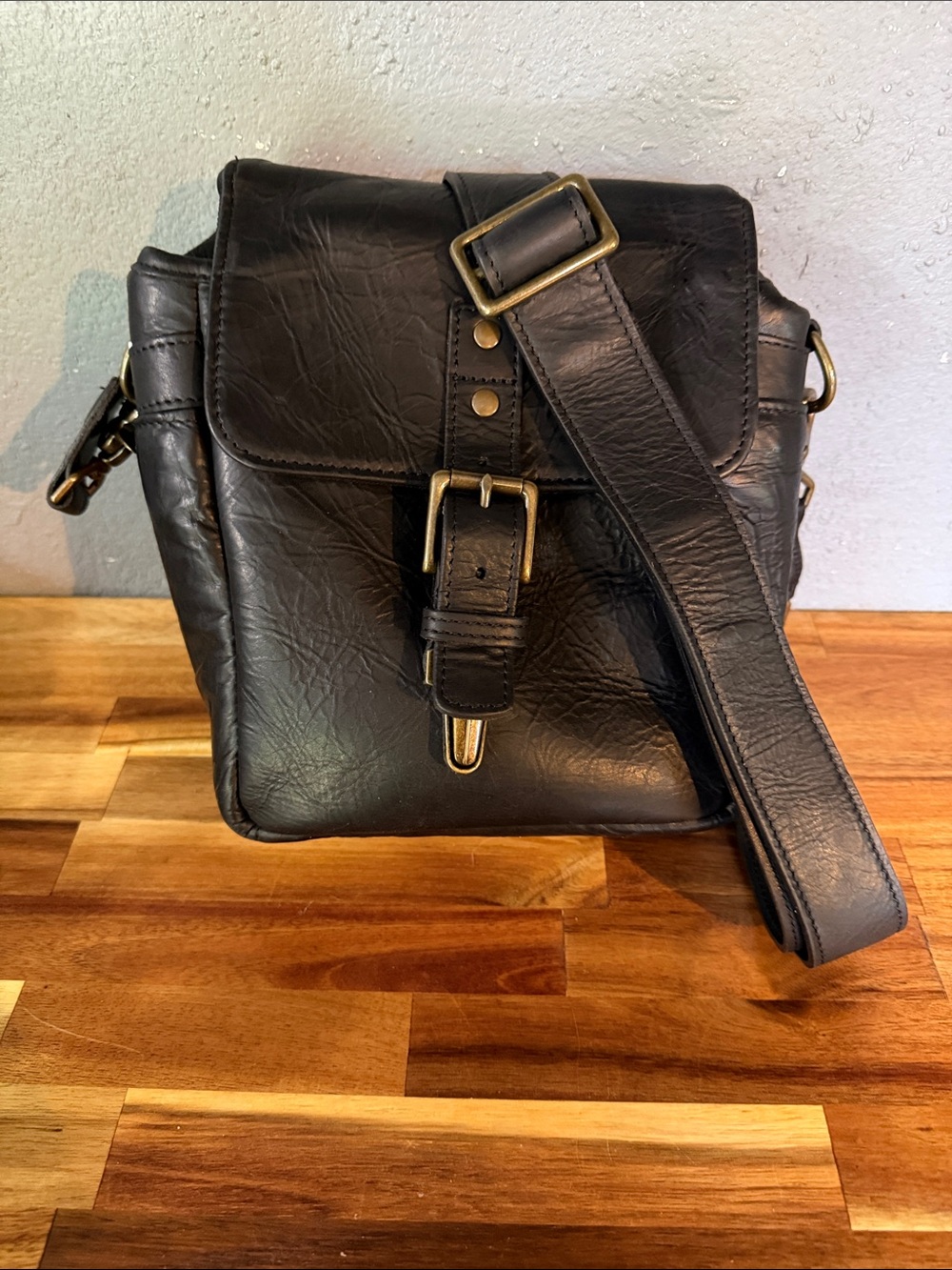 Ona Black Leather Bond Street Camera Bag-pre loved excellent condition.